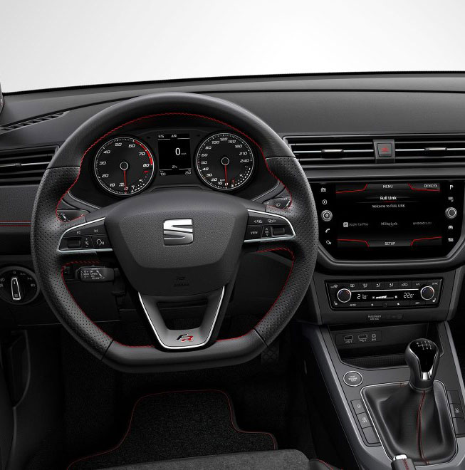 SEAT Arona - Steering wheel and dashboard