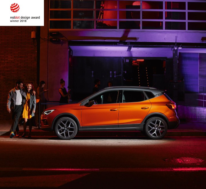 SEAT Arona - Car outside of a club